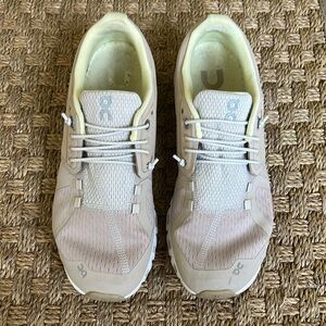 On Cloud Running Shoes Size 8 preloved Tan and Pale Yellow